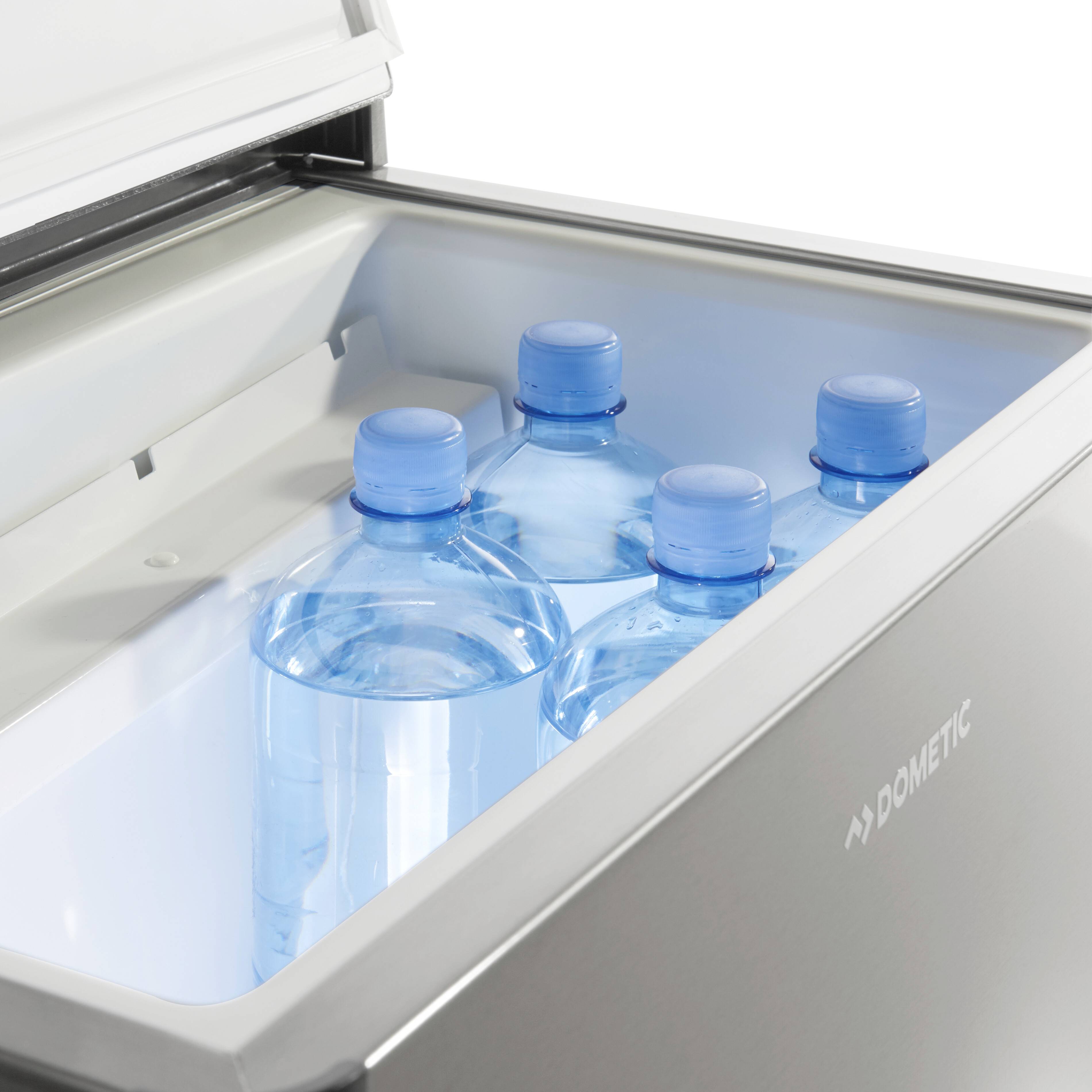 Ein geöffneter Kühlschrank mit mehreren blauen Wasserflaschen innen, auf der Vorderseite ist das Logo 'Dometic' zu sehen.