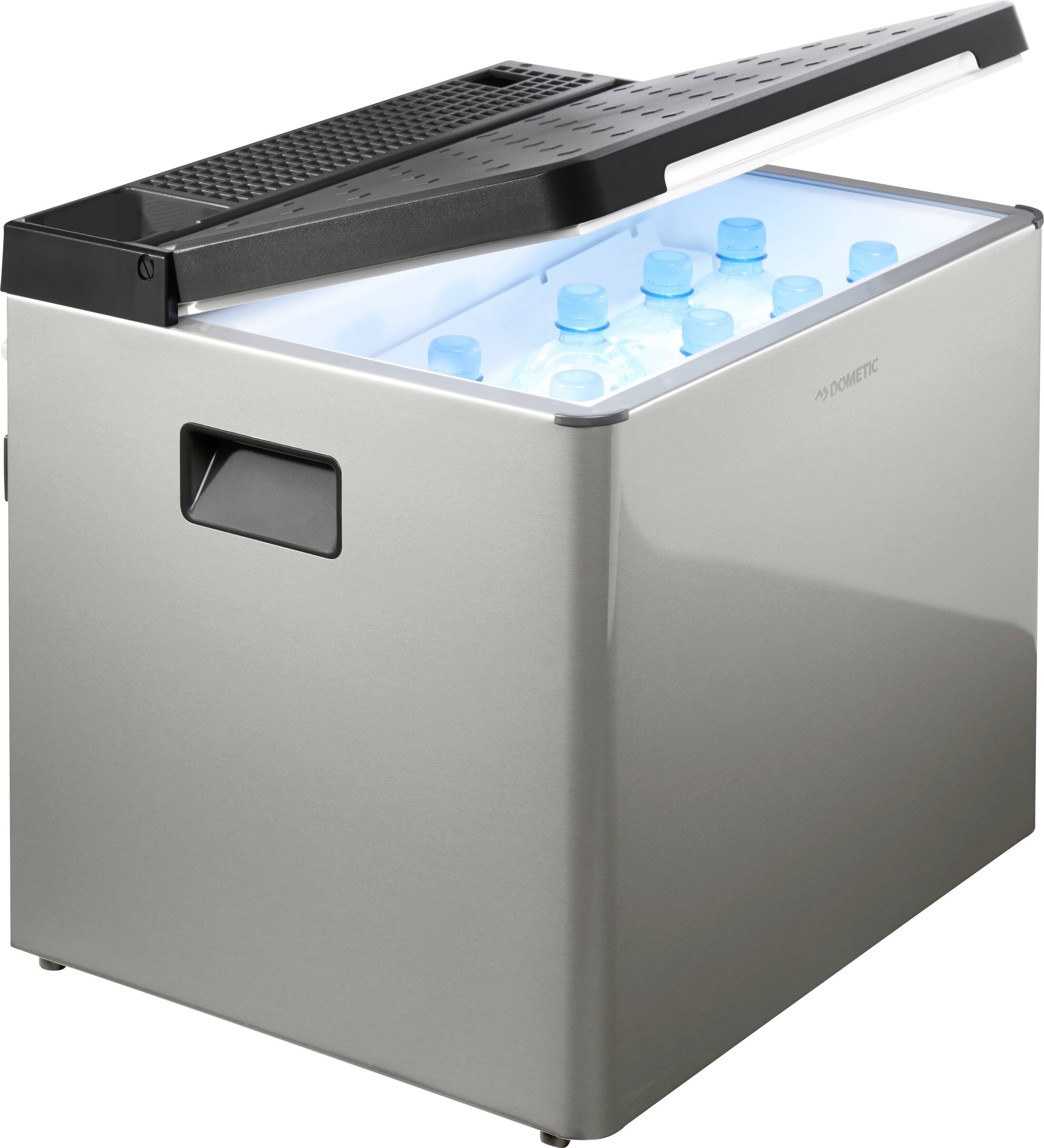 Eine geöffnete tragbare Kühlbox, die mit mehreren Wasserflaschen gefüllt ist. Die Kühlbox leuchtet innen hellblau.