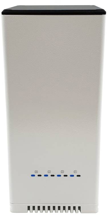 Ein weißer, rechteckiger Router mit Lüftungsschlitzen unten und LED-Anzeigen, die den Verbindungsstatus signalisiert.