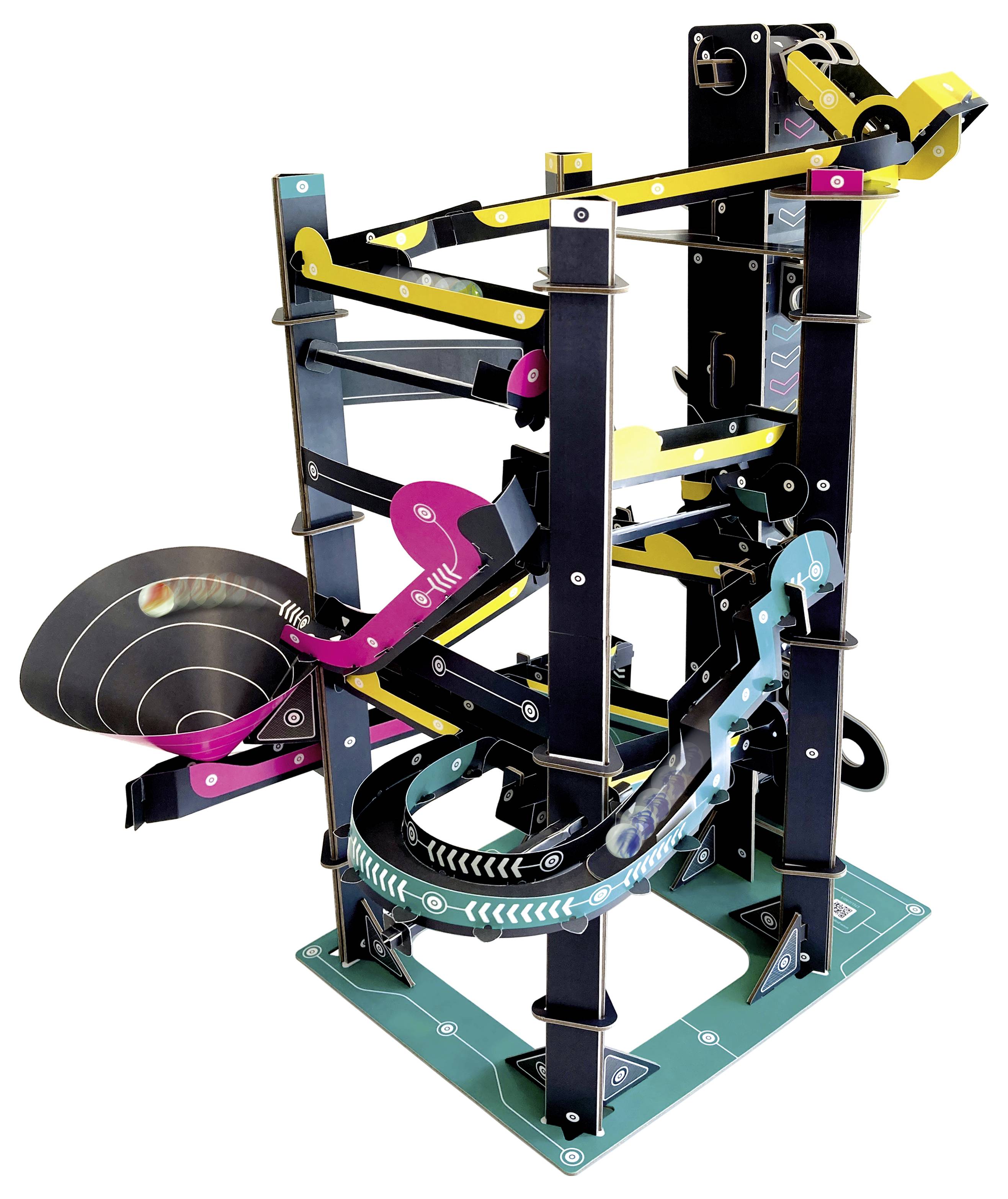 Farbenfroher modularer Murmelbahn-Turm mit Rampen und spiralförmigen Spuren auf einer grünen Basis, gezeigt mit einer schwarzen Murmel unten links.