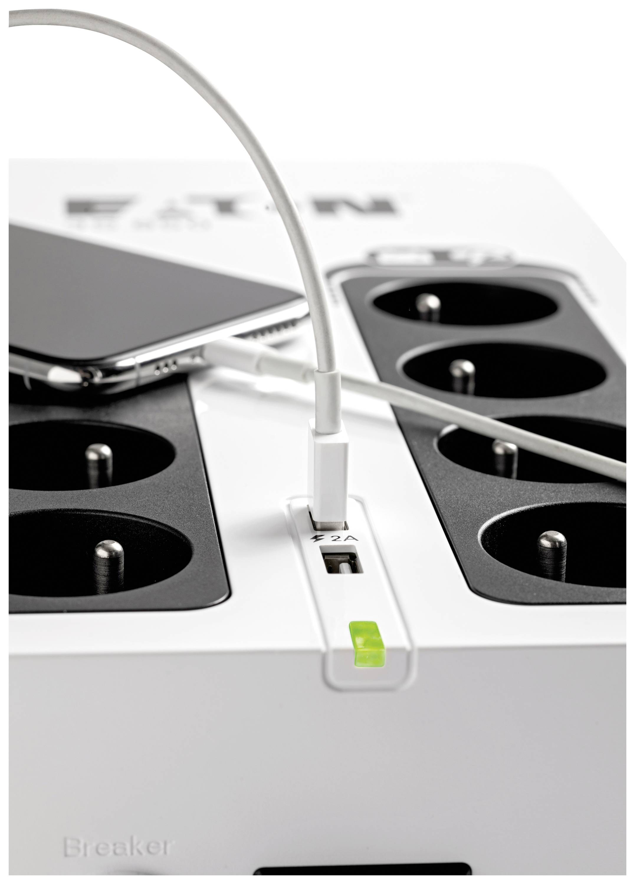 Eine Mehrfachsteckdosenleiste mit sechs Steckplätzen und einem USB-Kabel, das ein Smartphone lädt.