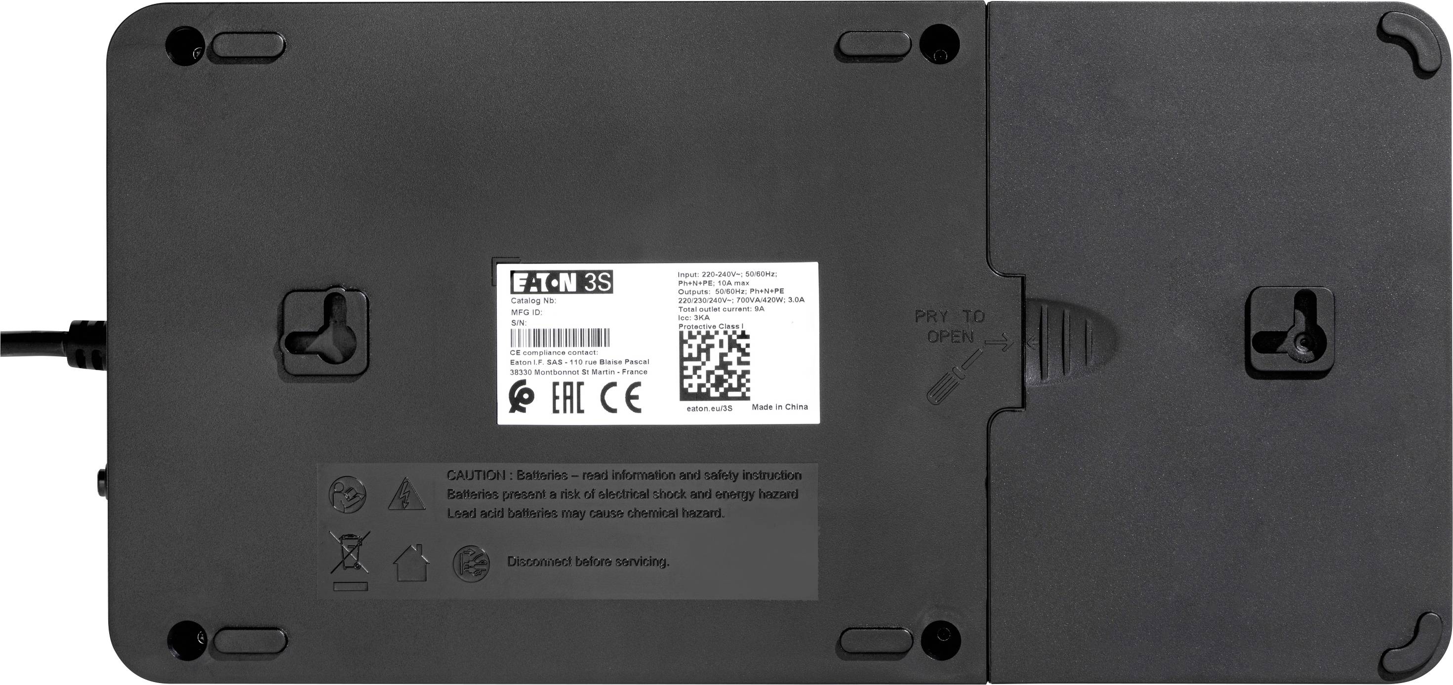 'Rückseite einer elektrischen Vorrichtung mit Kabel. Enthält nicht lesbare Etiketten und Warnhinweise. Zwei Befestigungsschrauben sichtbar.'