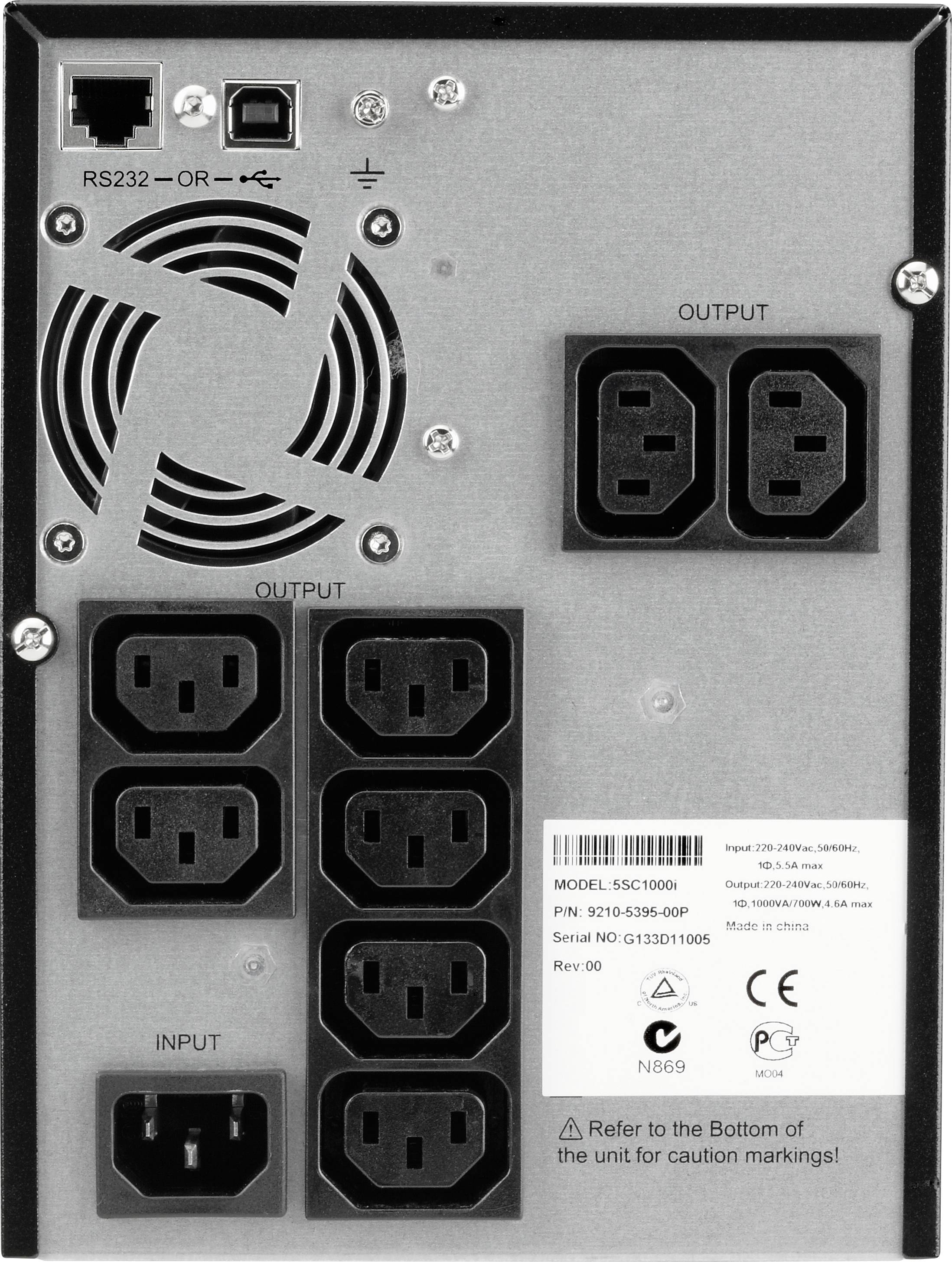 Rückseite eines elektronischen Geräts mit mehreren Stromanschlüssen, RS232-Port und Seriennummern. Hinweise zu Modell und Sicherheitsmarkierungen.
