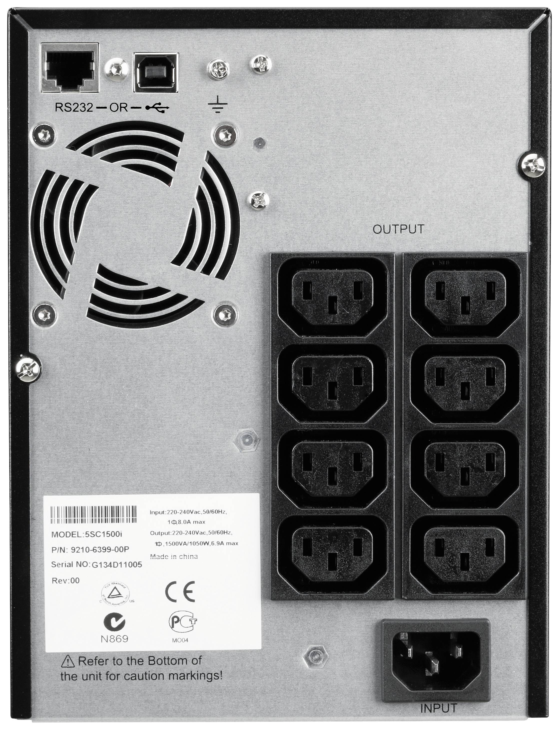 Rückseite eines elektronischen Geräts mit mehreren Anschlüssen und einem Lüfter. Acht schwarze Steckdosen, Beschriftungen über Ein- und Ausgänge.