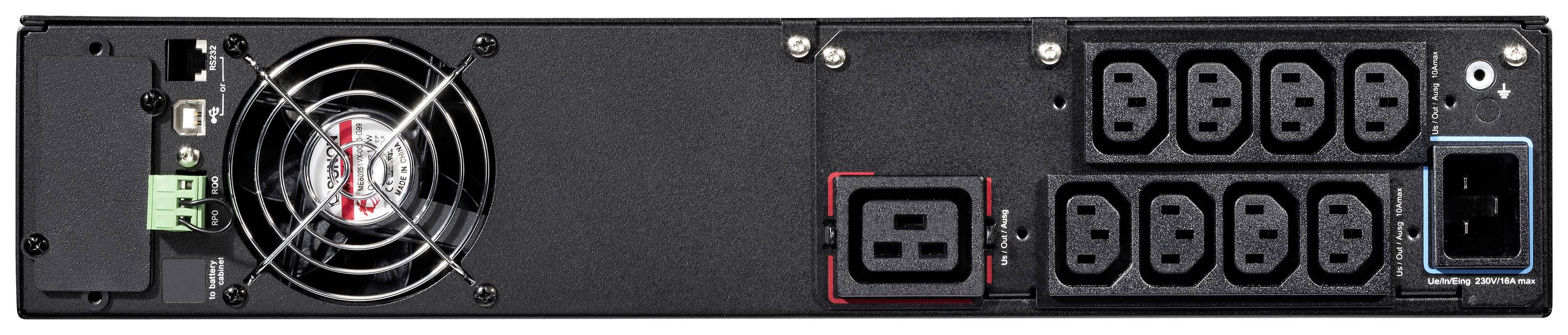 Das Bild zeigt die Rückseite eines Netzwerkswitches mit mehreren Stromanschlüssen, einem Lüfter zur Kühlung und Kabelanschlussmöglichkeiten.