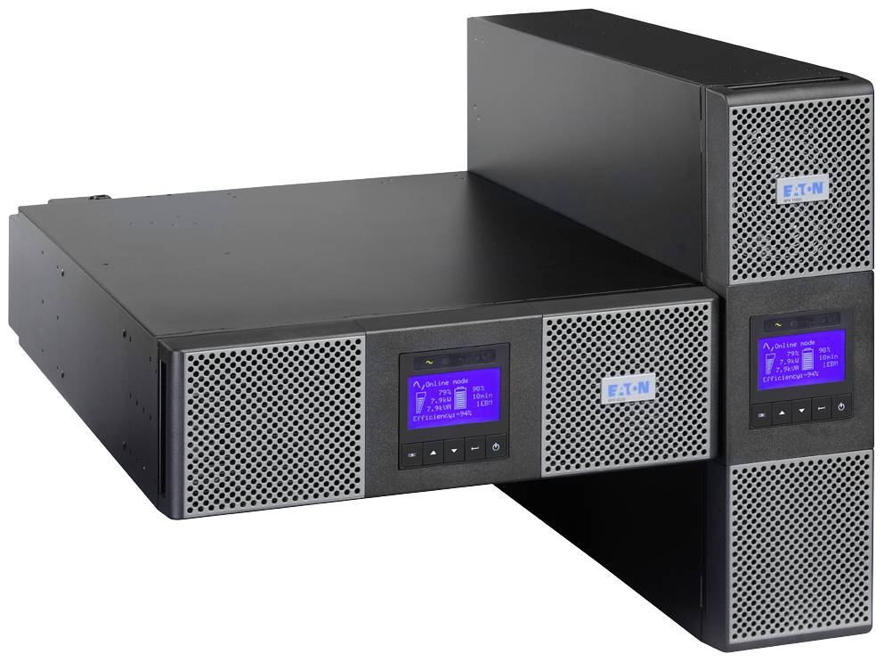 Zwei schwarze USV-Geräte mit digitalem Display, Steckerleiste und blauer Anzeige der Betriebsinformationen. Ober- und Seitenansicht.