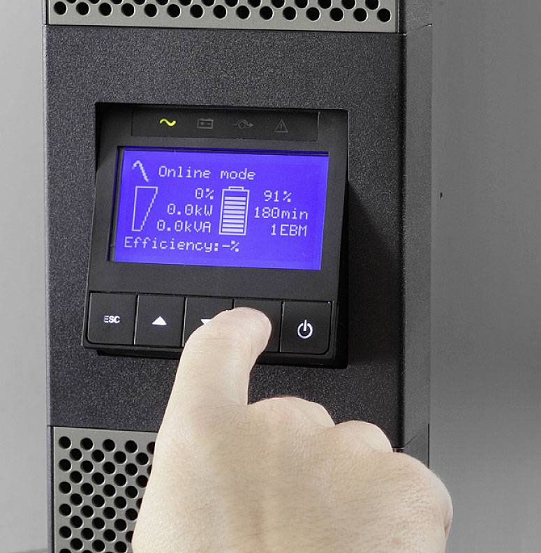 'Eine Hand bedient ein Steuerungsdisplay mit blauem Bildschirm auf einem elektronischen Gerät. Der Bildschirm zeigt Stromverbrauch und Effizienz.'