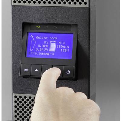 'Eine Hand bedient ein Steuerungsdisplay mit blauem Bildschirm auf einem elektronischen Gerät. Der Bildschirm zeigt Stromverbrauch und Effizienz.'