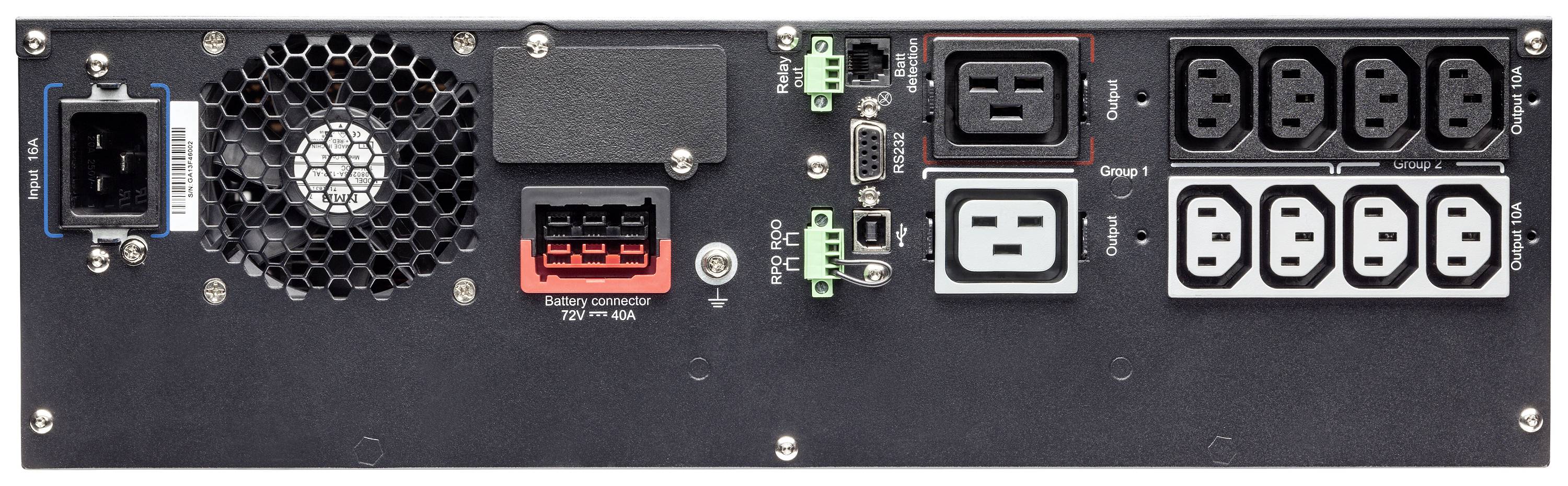 Rückansicht eines Stromverteilers mit mehreren Steckdosen und Anschlüsse, Lüfter, und Batterieanschluss.