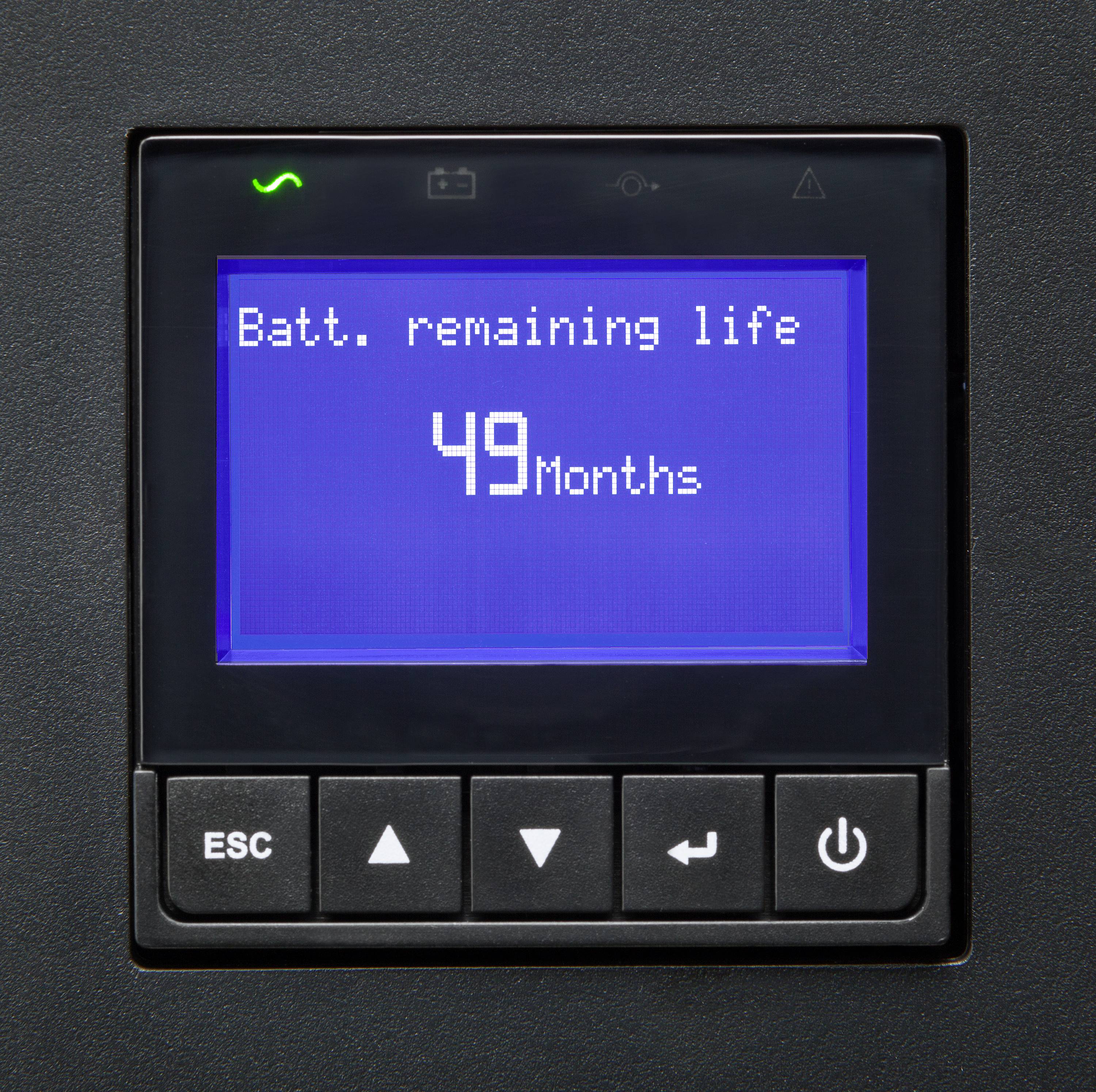 Anzeigebildschirm eines Geräts zeigt 'Batt. remaining life 49 Months'.