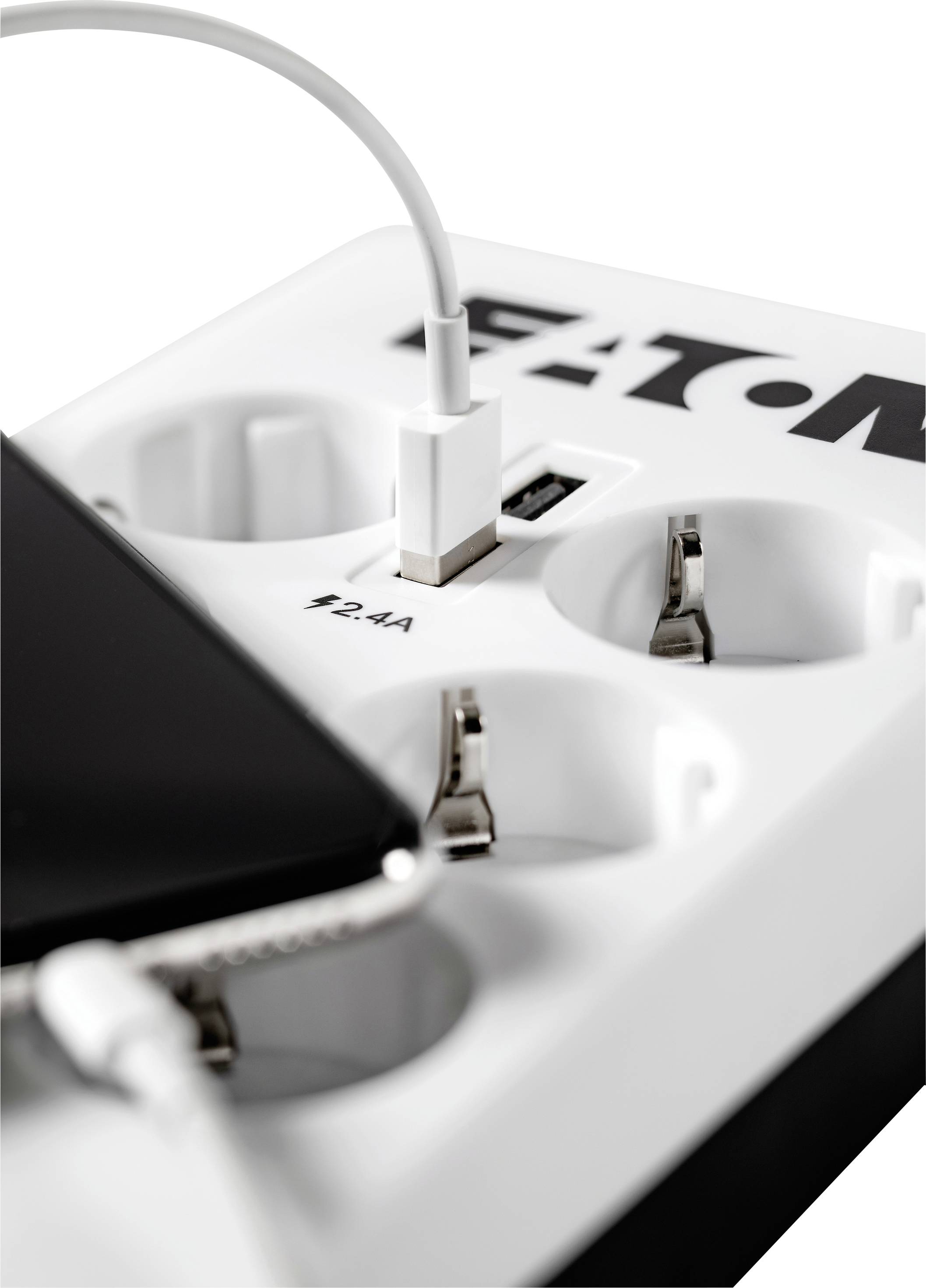 Mehrfachsteckdose mit USB-Anschluss und Smartphone. Ladekabel angeschlossen, zeigt Nutzung der Stromversorgung für mobile Geräte.