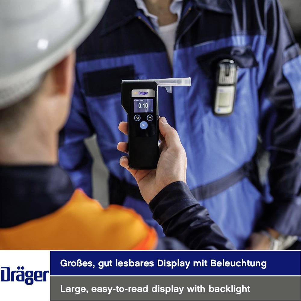 'Person hält Alkoholtester mit großem, beleuchtetem Display, das 0,10 zeigt. Im Hintergrund eine Person in Uniform. Text unten: Großes, gut lesbares Display mit Beleuchtung.'