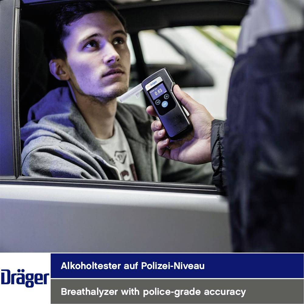 Ein junger Mann im Auto wird von einem Polizeibeamten mit einem Alkoholtester getestet. Text: 'Alkoholtester auf Polizei-Niveau'.