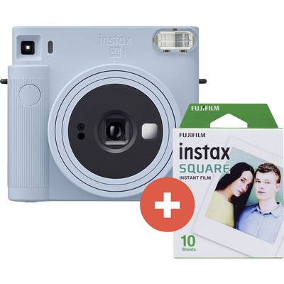 Eine blaue Sofortbildkamera neben einer Schachtel 'instax SQUARE Instant Film' mit 10 Blatt.