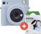 Eine blaue Sofortbildkamera neben einer Schachtel 'instax SQUARE Instant Film' mit 10 Blatt.