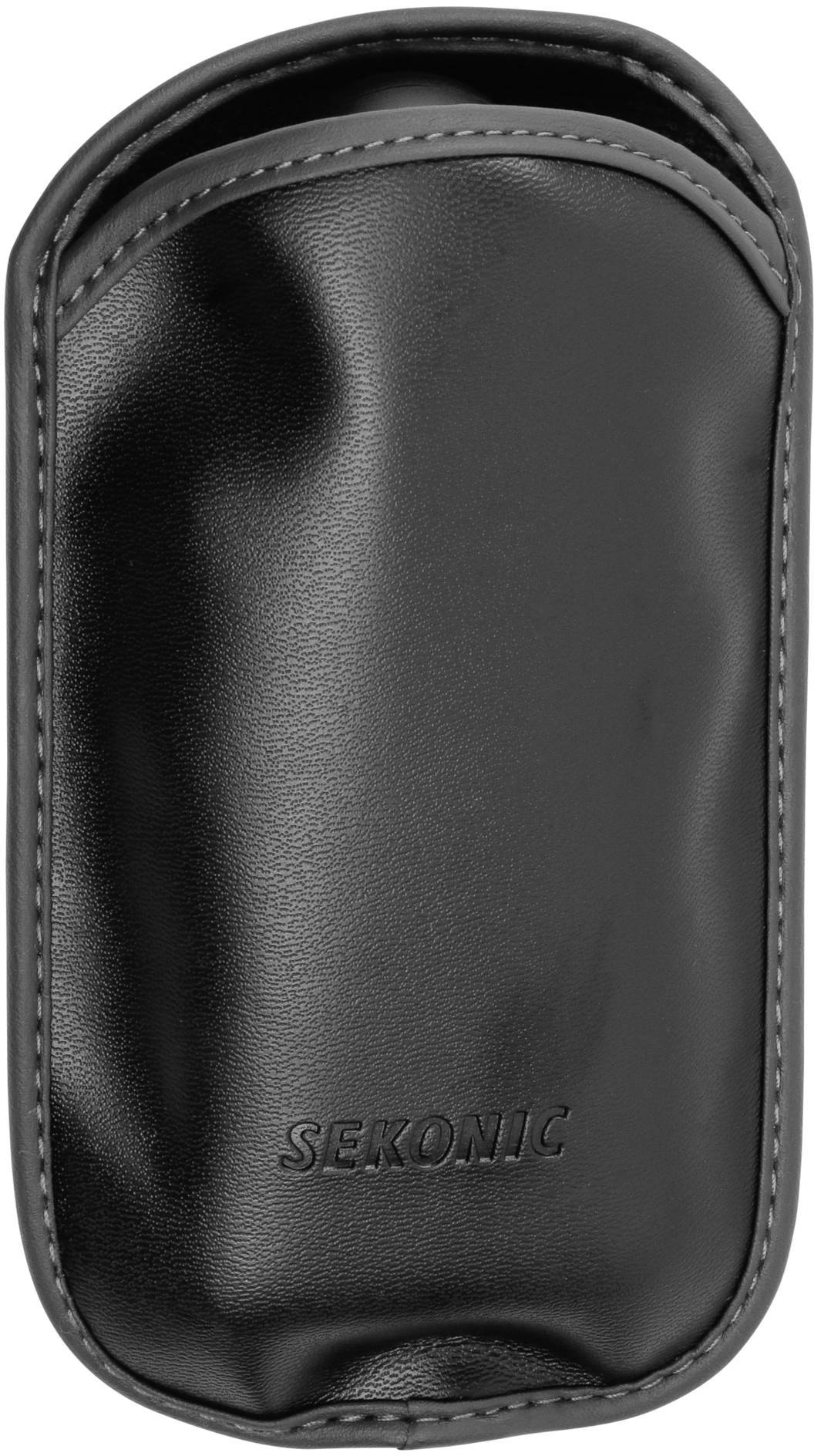 Eine schwarze Ledertasche mit dem Aufdruck 'SEKONIC' unten. Sie ist schlank und passt für ein kleines Gerät oder Zubehör.