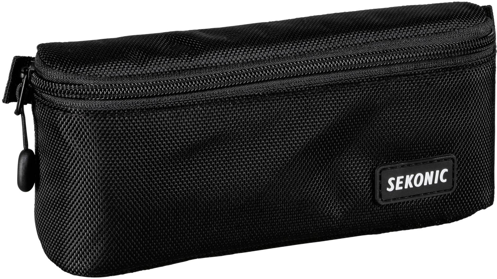 Schwarzes Etui mit Reißverschluss und der Aufschrift 'Sekonic'. Geeignet zur Aufbewahrung von kleinen Gegenständen oder Zubehör.