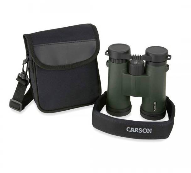 Fernglas mit Tasche und Trageriemen. Das Fernglas ist grün und schwarz, die Tasche ist schwarz mit einem Klettverschluss.