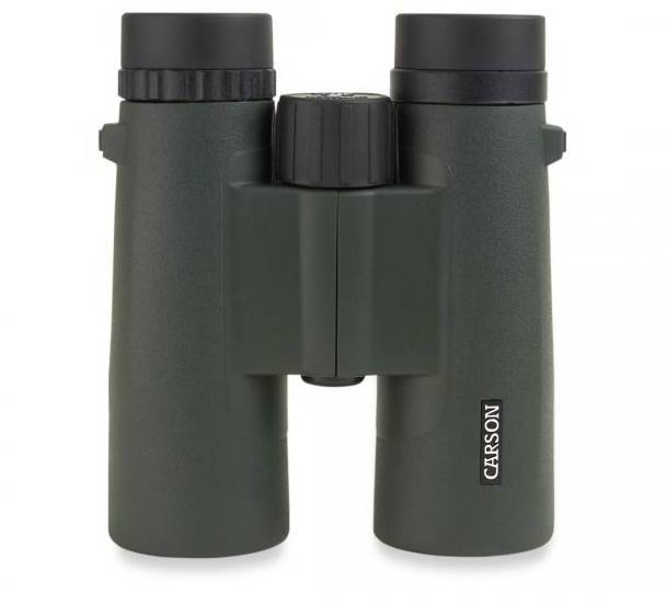 Ein schwarzes Fernglas mit dem Aufdruck 'Carson' an der Seite. Geeignet für Beobachtungen im Freien und zur Verbesserung der Sichtweite.