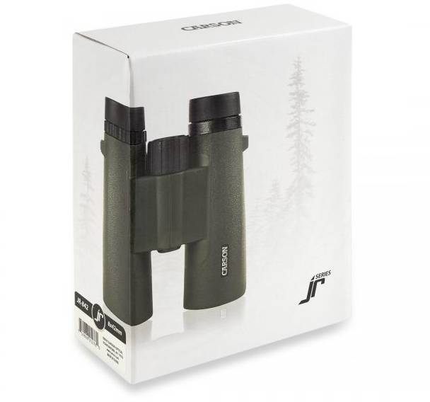 Eine Verpackung zeigt ein Fernglas der Marke Carson. Die Verpackung ist weiß mit einem schemenhaft angedeuteten Waldmotiv im Hintergrund.