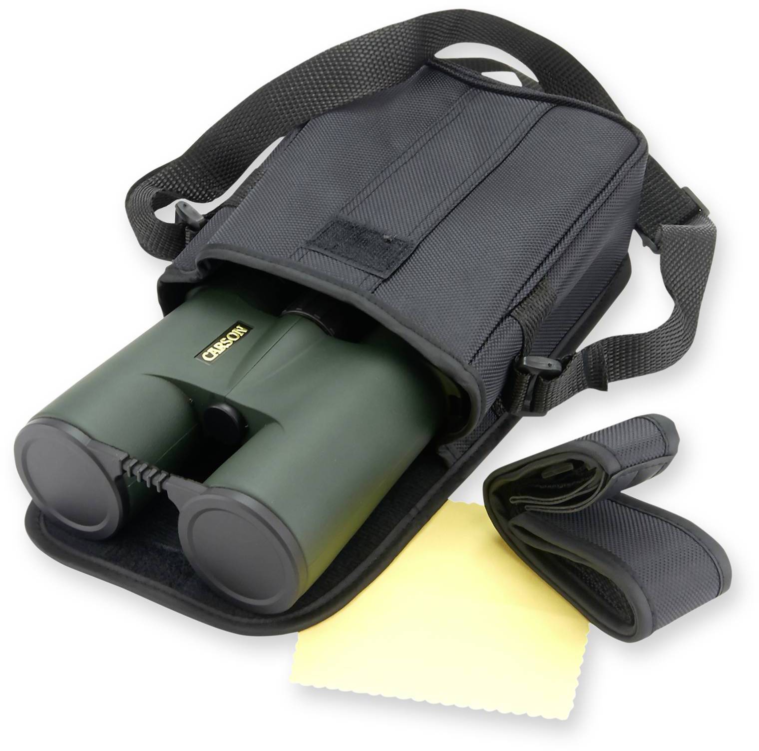 Fernglas in einer offenen schwarzen Tasche mit Schulterriemen, daneben ein Reinigungstuch und ein zusammengefaltetes Band.