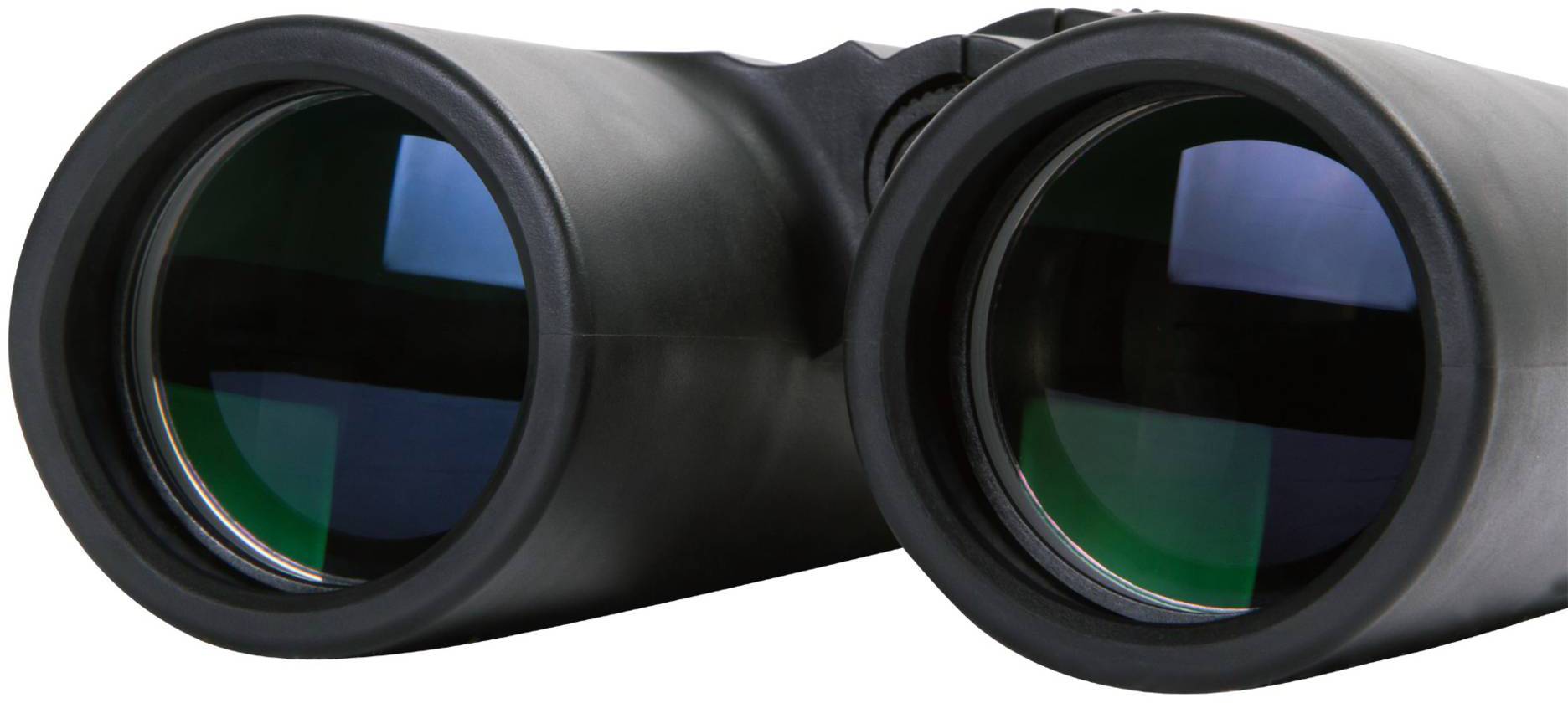 Ein schwarzes Fernglas mit großen Linsendurchmessern, die blau und grün schimmern, liegt auf einer weißen Oberfläche.