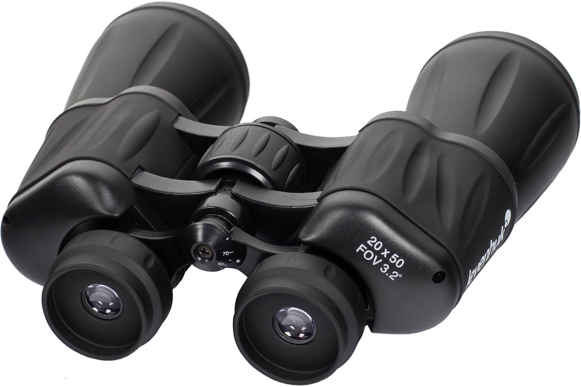 Ein schwarzes Fernglas mit der Aufschrift '20x50 FOV 3.2°' auf einem der Objektive, geeignet für Outdoor-Aktivitäten.