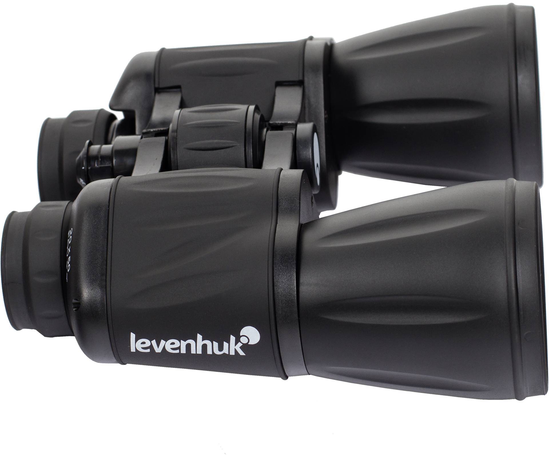 Schwarzes Fernglas der Marke Levenhuk, liegend mit Sicht auf die Objektive, auf weißem Hintergrund.