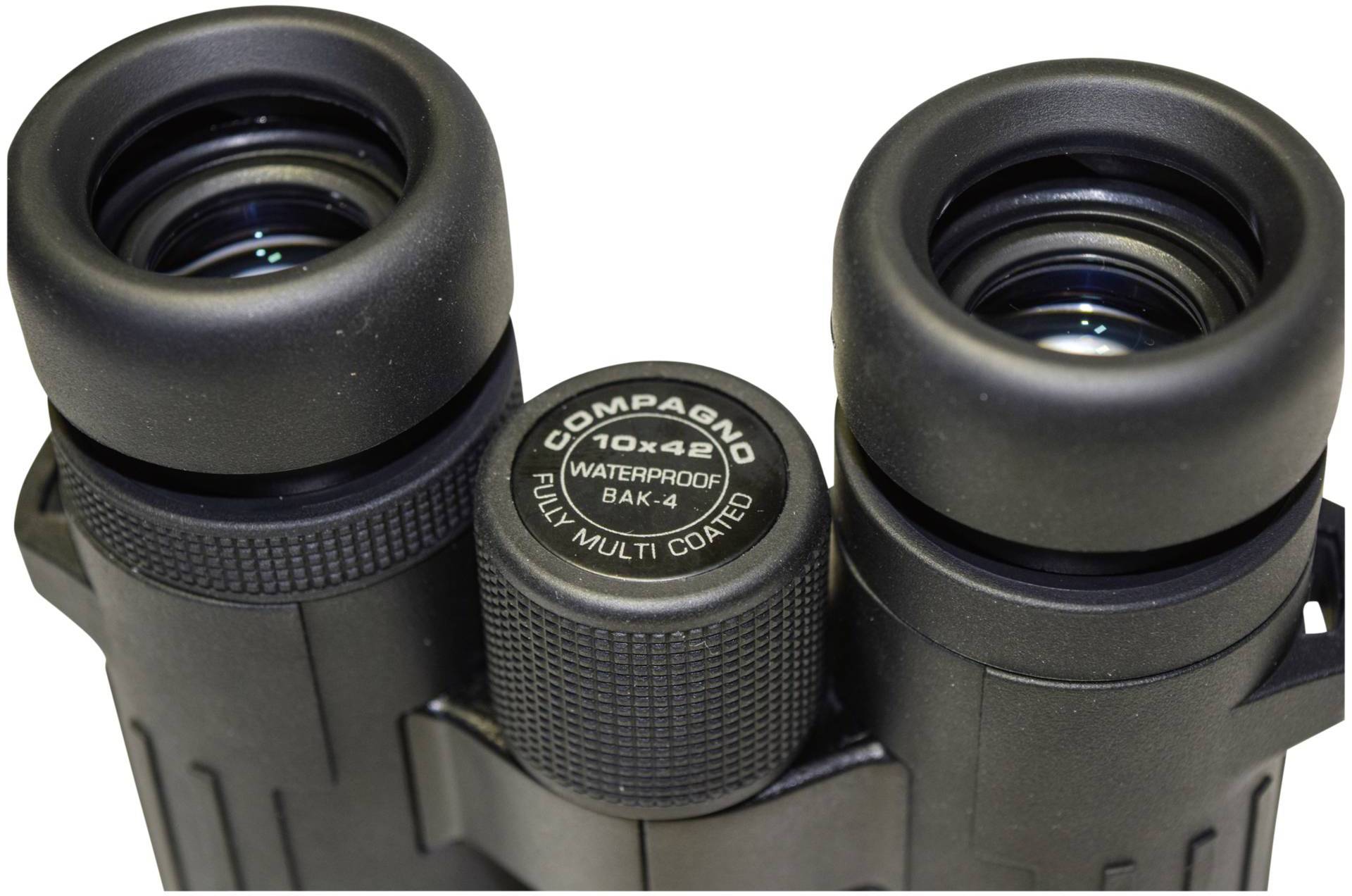 Ein schwarzes Fernglas mit der Aufschrift Kompass '10x42, waterproof, BAK-4, fully multi coated'.