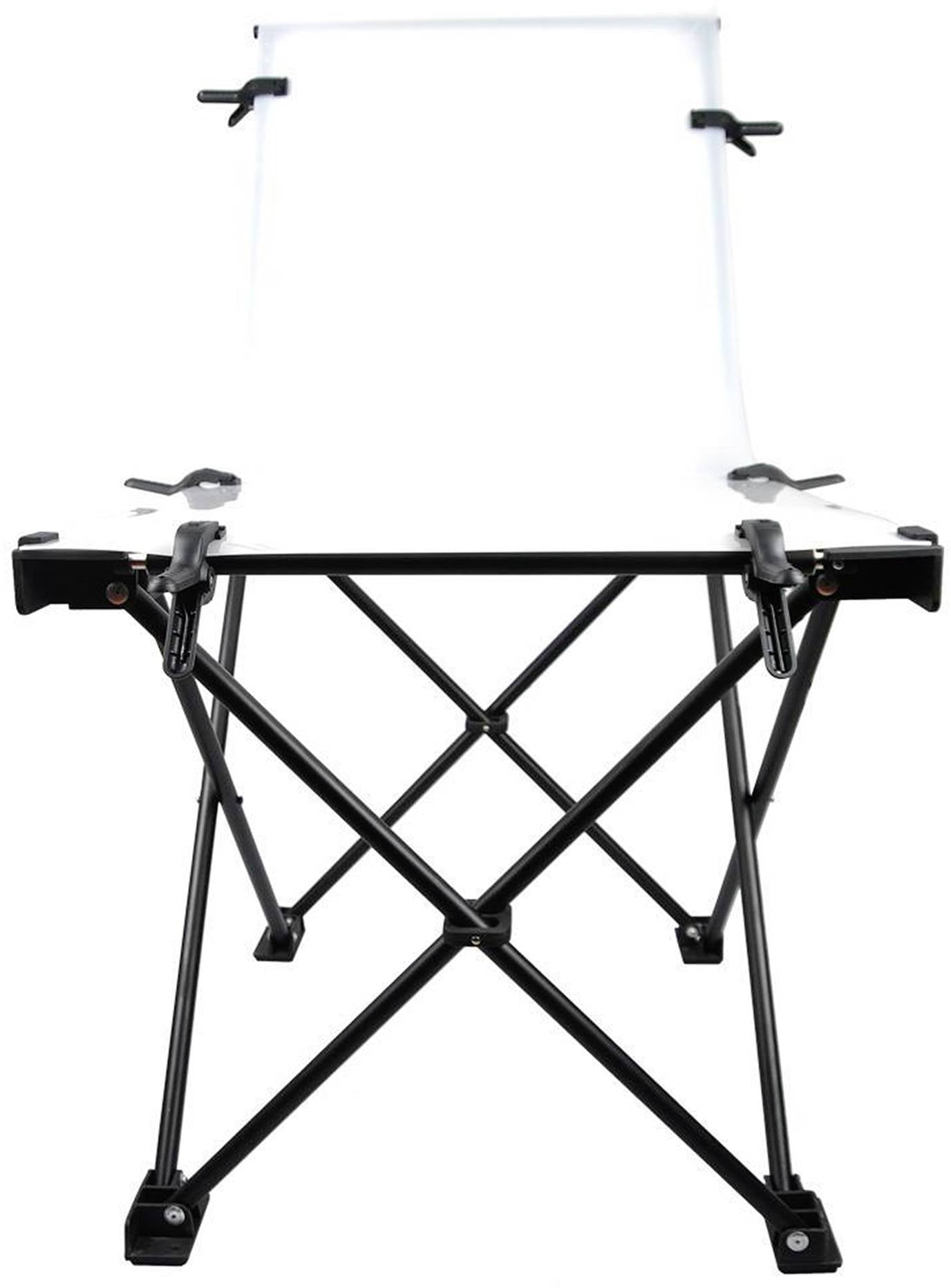 Klappbarer Campingstuhl aus schwarzem Metall mit weißem Bezug und verstellbarer Rückenlehne. Geeignet für Outdoor-Aktivitäten.