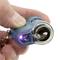 Daumen und Zeigefinger halten eine kleine Taschenlampe in der Hand. Taschenlampe hat eine Linse und eine leuchtende LED-Lampe.