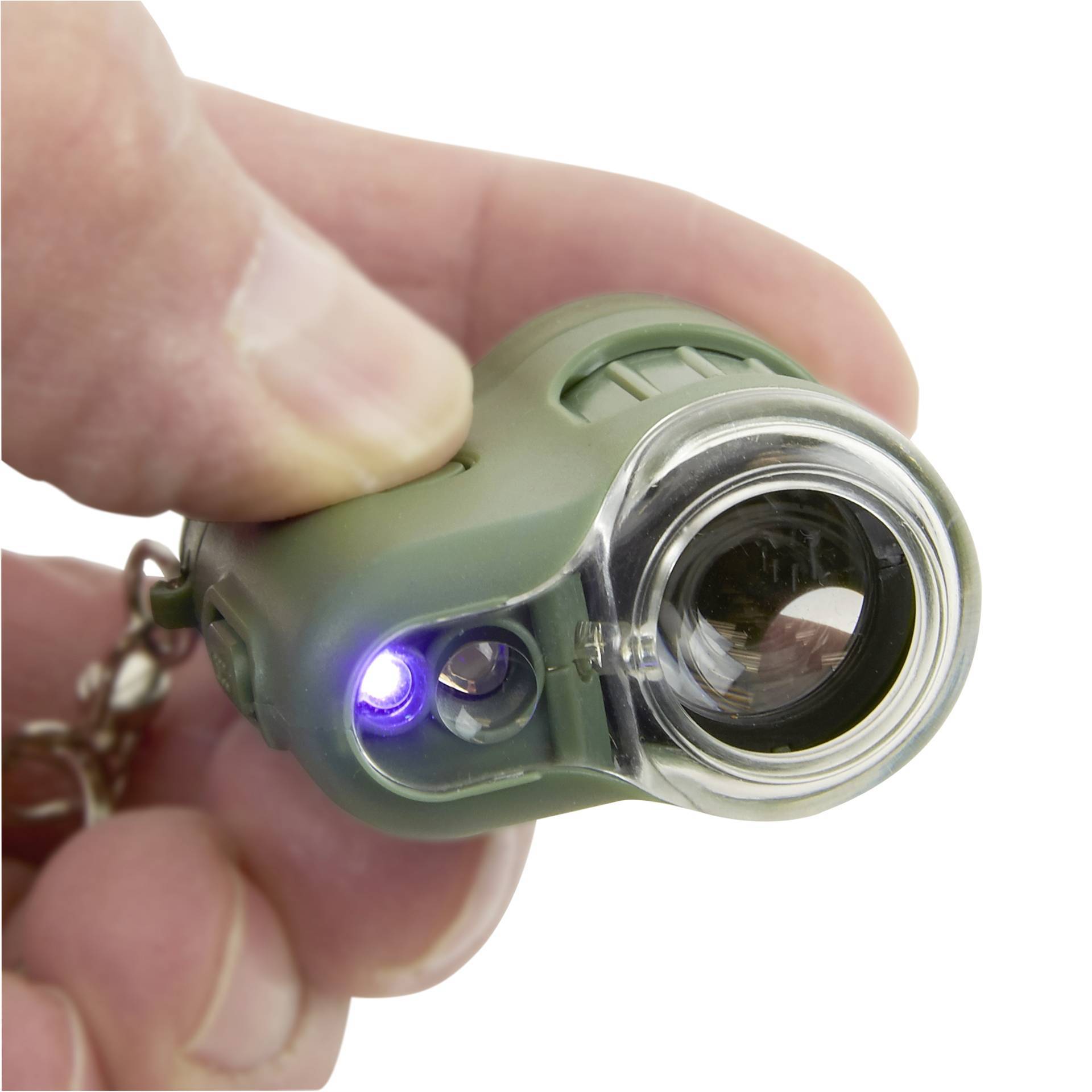 Person hält eine kleine, grüne Taschenlampe mit einer leuchtenden LED in der Hand. Die Lampe ist an einem Schlüsselanhänger befestigt.