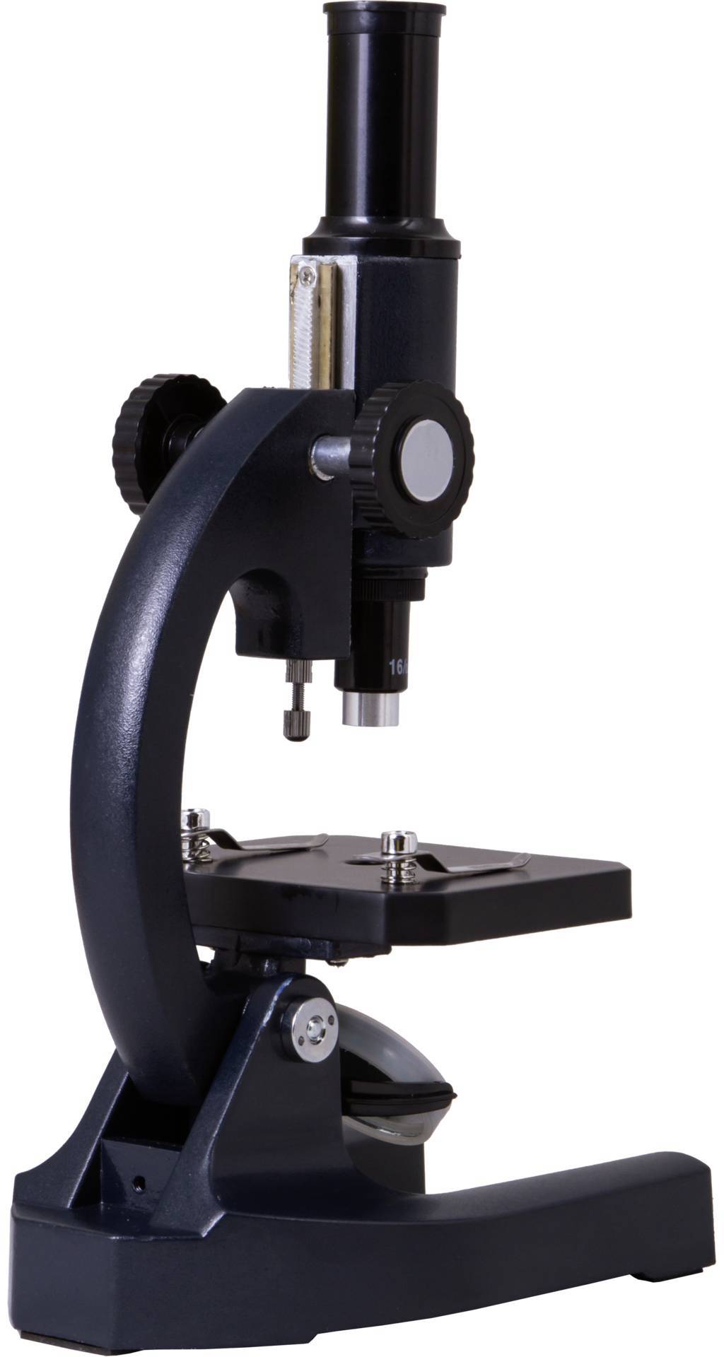 Ein schwarzes Mikroskop auf weißem Hintergrund, geeignet für biologische Untersuchungen und wissenschaftliche Experimente.