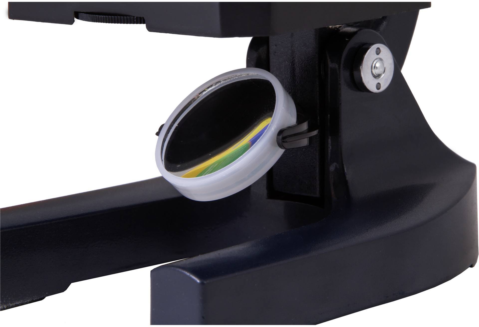 Ein schwarzes Mikroskop mit einem seitlich angebrachten, drehbaren Filterrad, das Licht durch farbige Filter leitet.