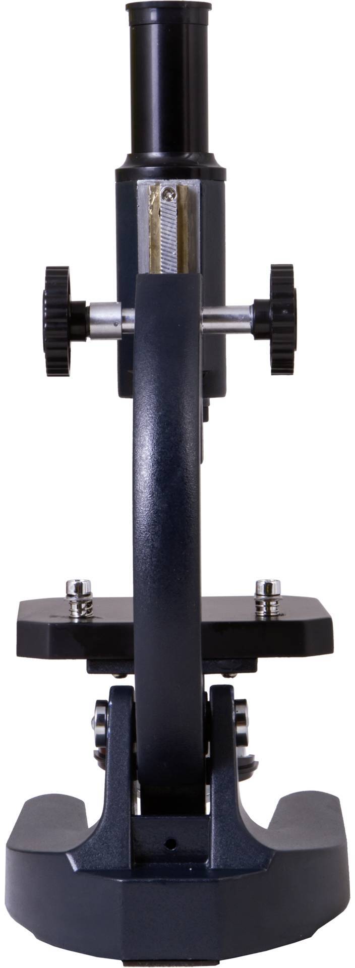 Ein einfaches schwarzes Mikroskop mit Vergrößerungsrad, frontalansicht.