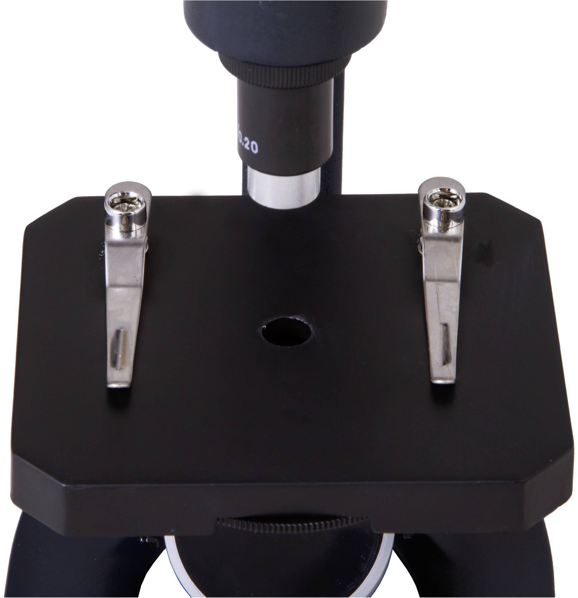 Ein Mikroskop fokussiert auf die Bühne mit zwei Objektträgerklammern. Ideal für wissenschaftliche Untersuchungen und Experimente.