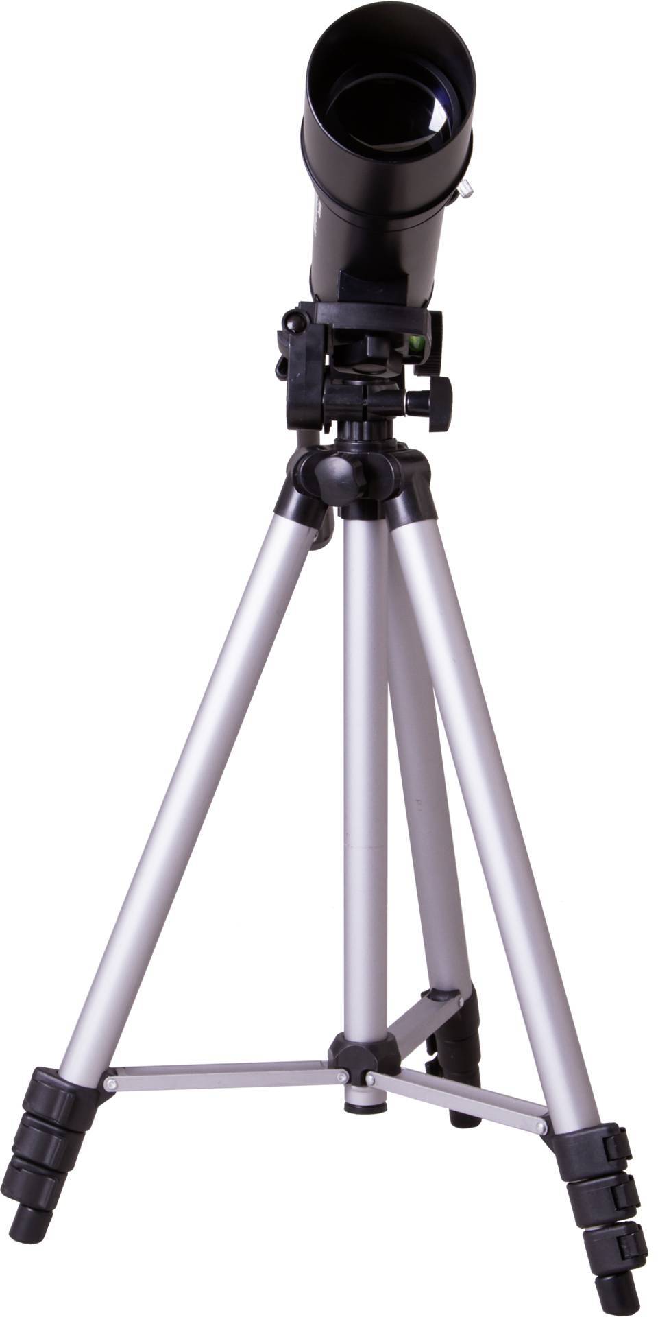 Ein schwarzes Teleskop auf einem silbernen Dreibeinstativ, bereit zur Himmelsbeobachtung. Ideal für Amateurastronomen.