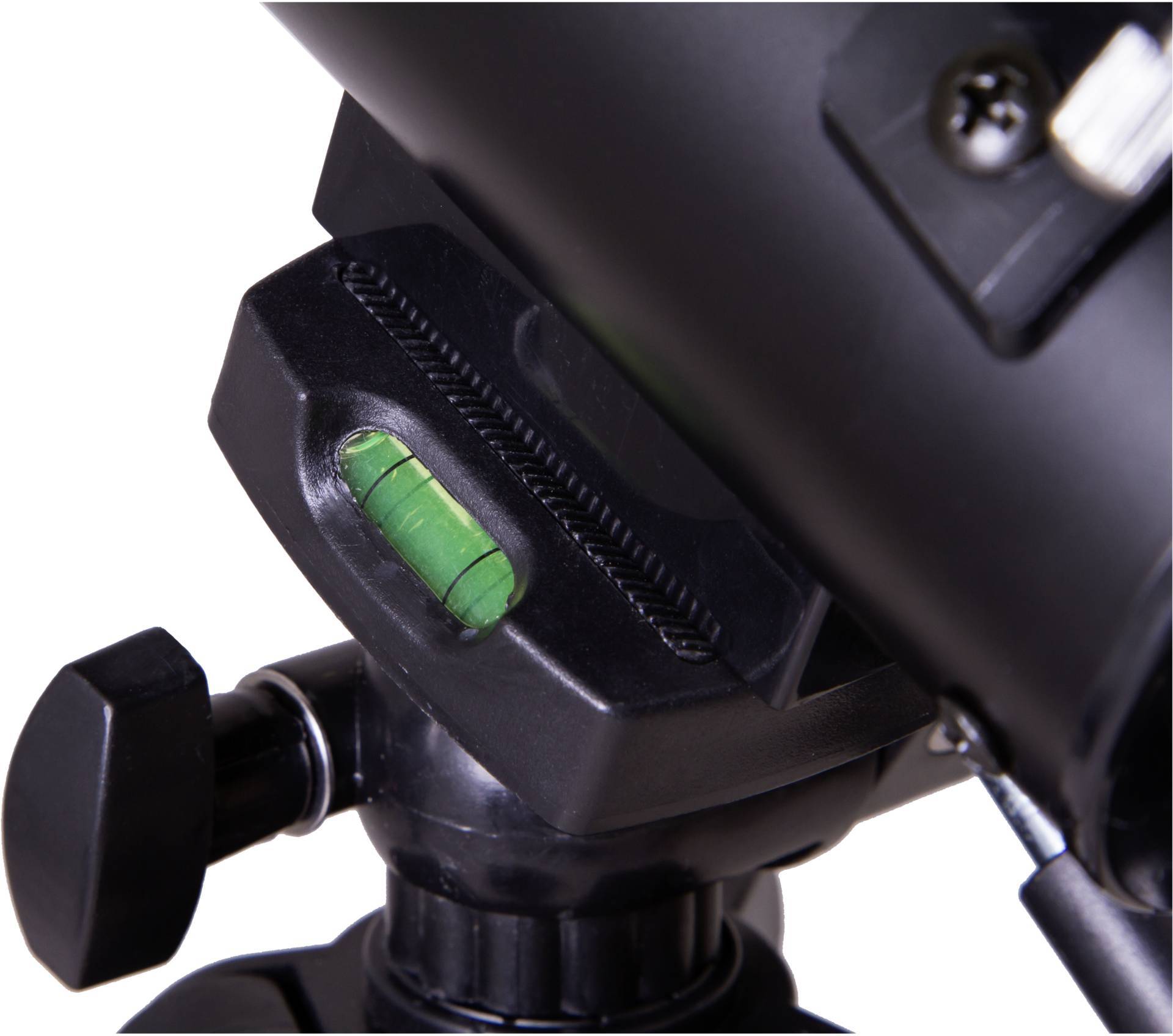 Ein Teleskop auf einem Stativ mit einer eingebauten Wasserwaage, die anzeigt, dass das Teleskop korrekt ausgerichtet ist.