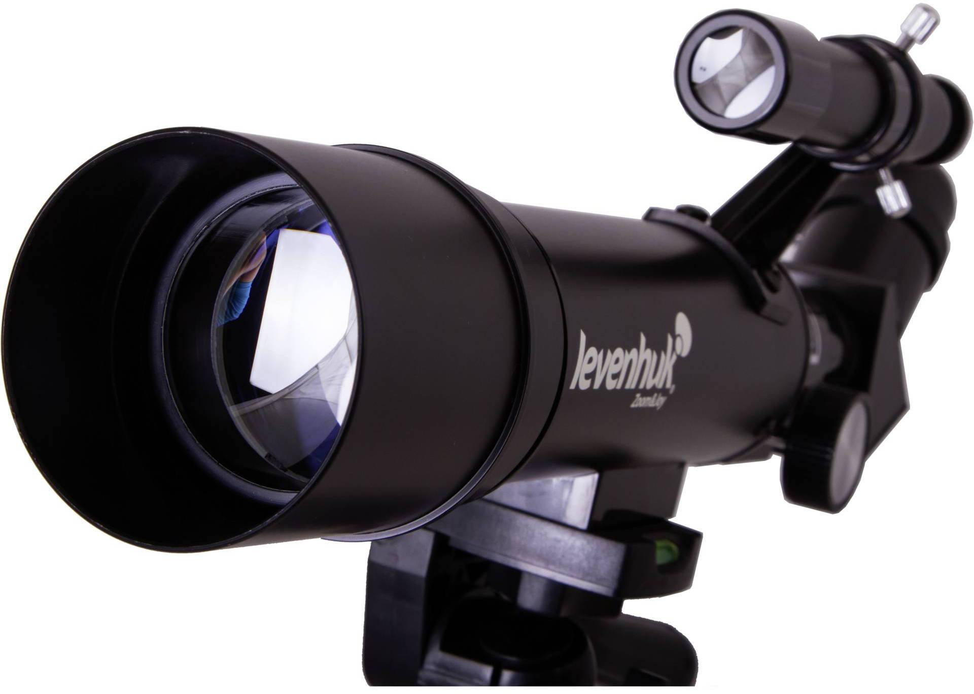 Schwarzes Teleskop mit großer Linse und Sucher auf einem Stativ. Markenname auf dem Hauptrohr sichtbar.