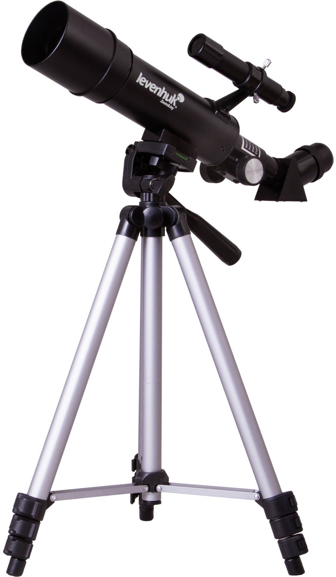 Ein schwarzes Teleskop mit Sucher, montiert auf einem silbernen Stativ, steht bereit zur Himmelsbeobachtung.