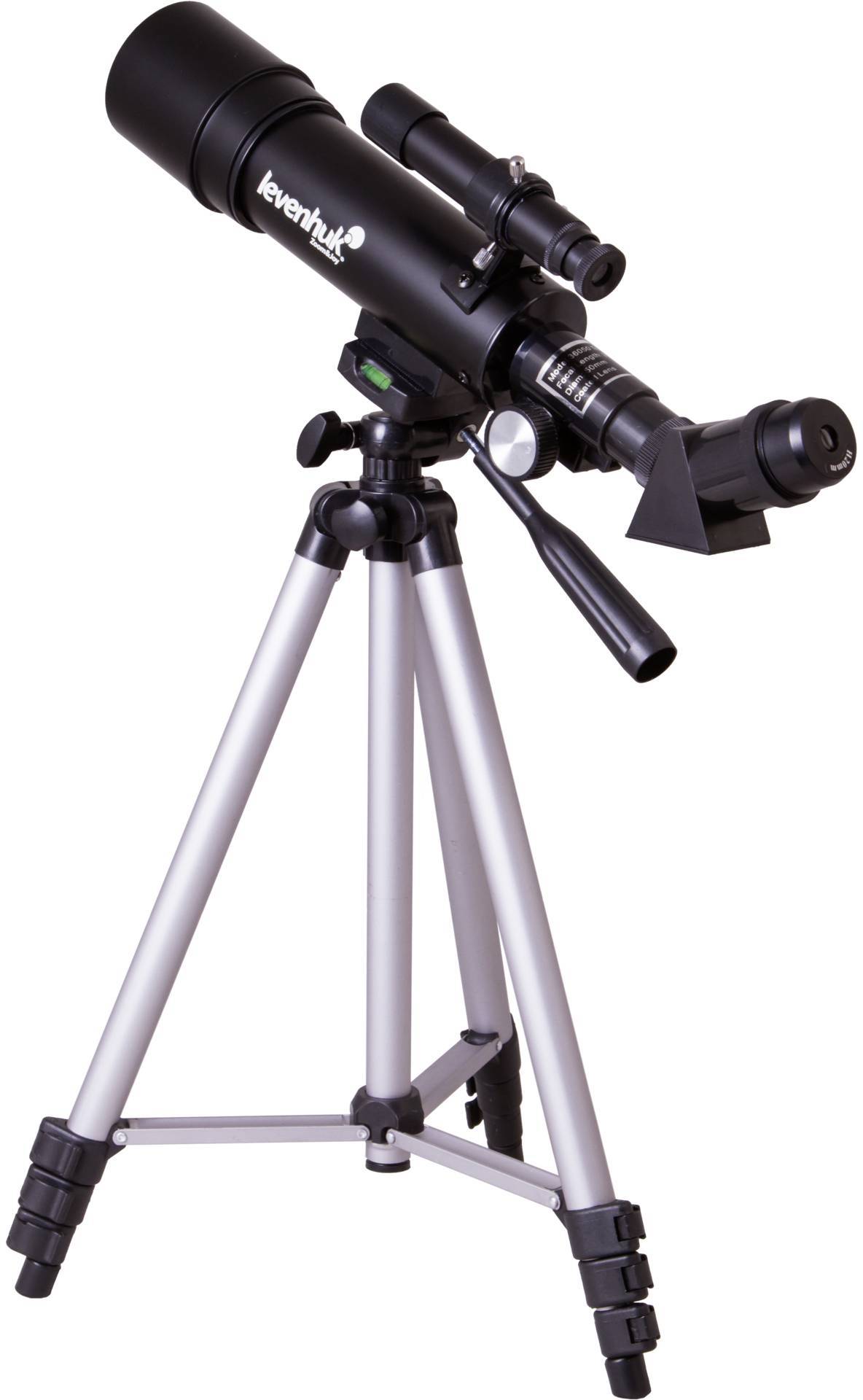 Schwarzes Teleskop auf einem dreibeinigen Stativ, mit einem Sucherfernrohr und einem Okular; geeignet für Astronomiebeobachtungen.