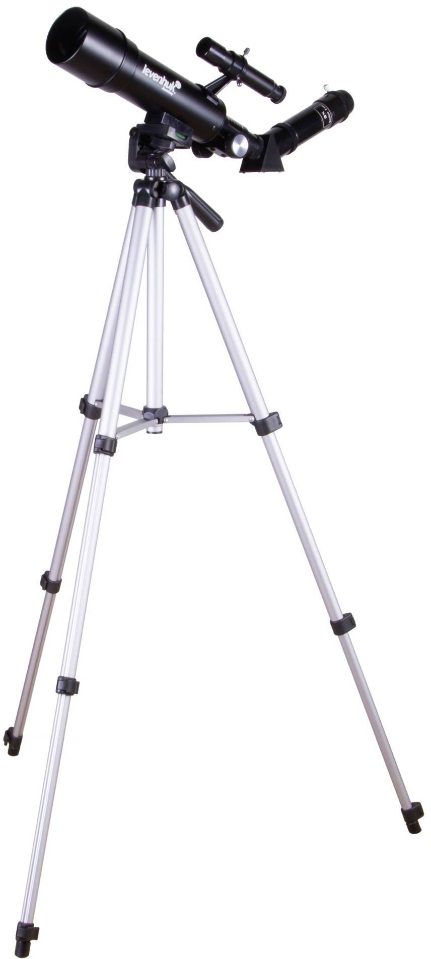 Ein Teleskop mit schwarzem Tubus steht auf einem silbernen Dreibeinstativ. Es hat zusätzlich ein kleines Suchfernrohr.
