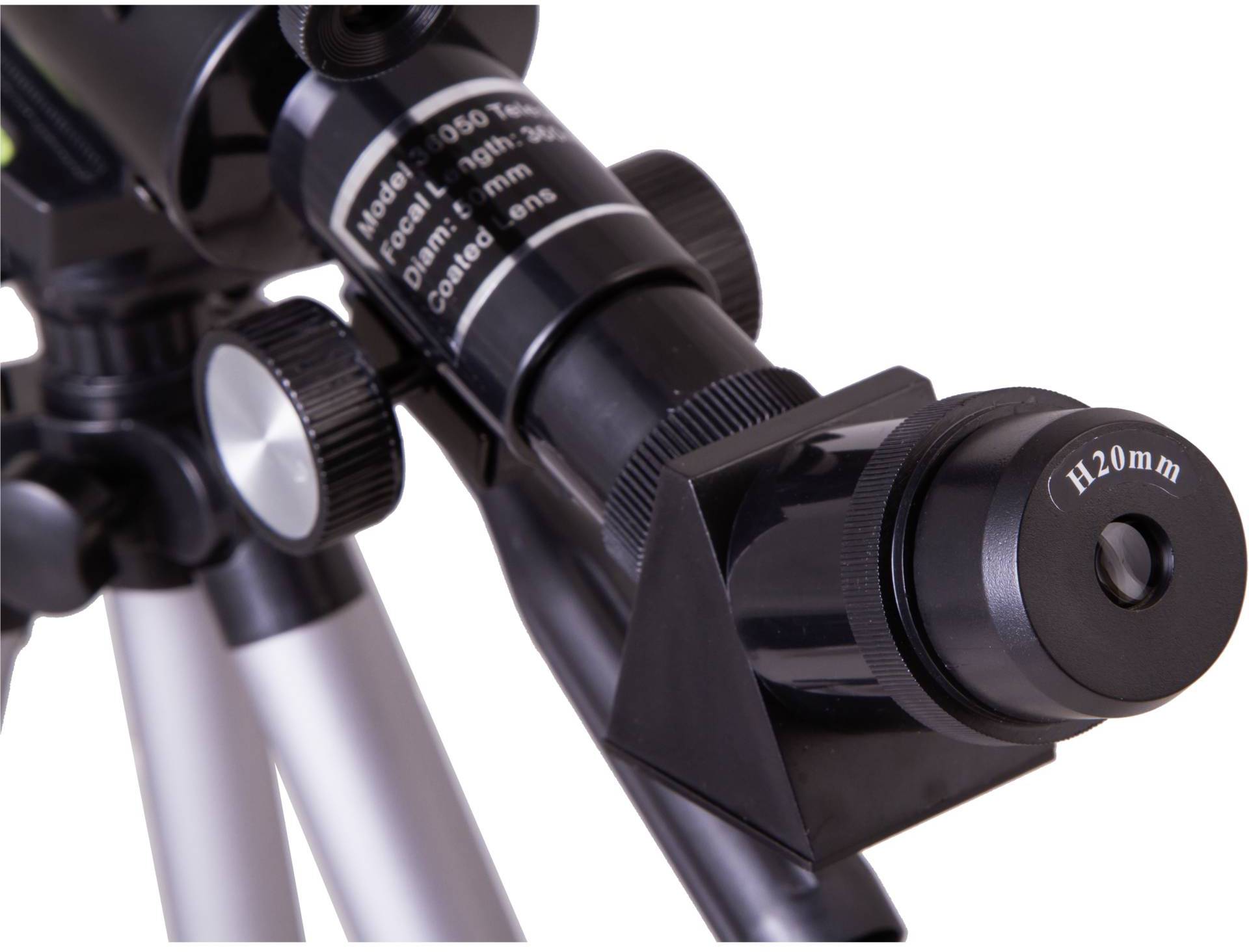 Ein Nahaufnahme eines Teleskops zeigt ein Okular mit der Beschriftung 'H20mm'. Das Teleskop ist auf einem Stativ montiert.