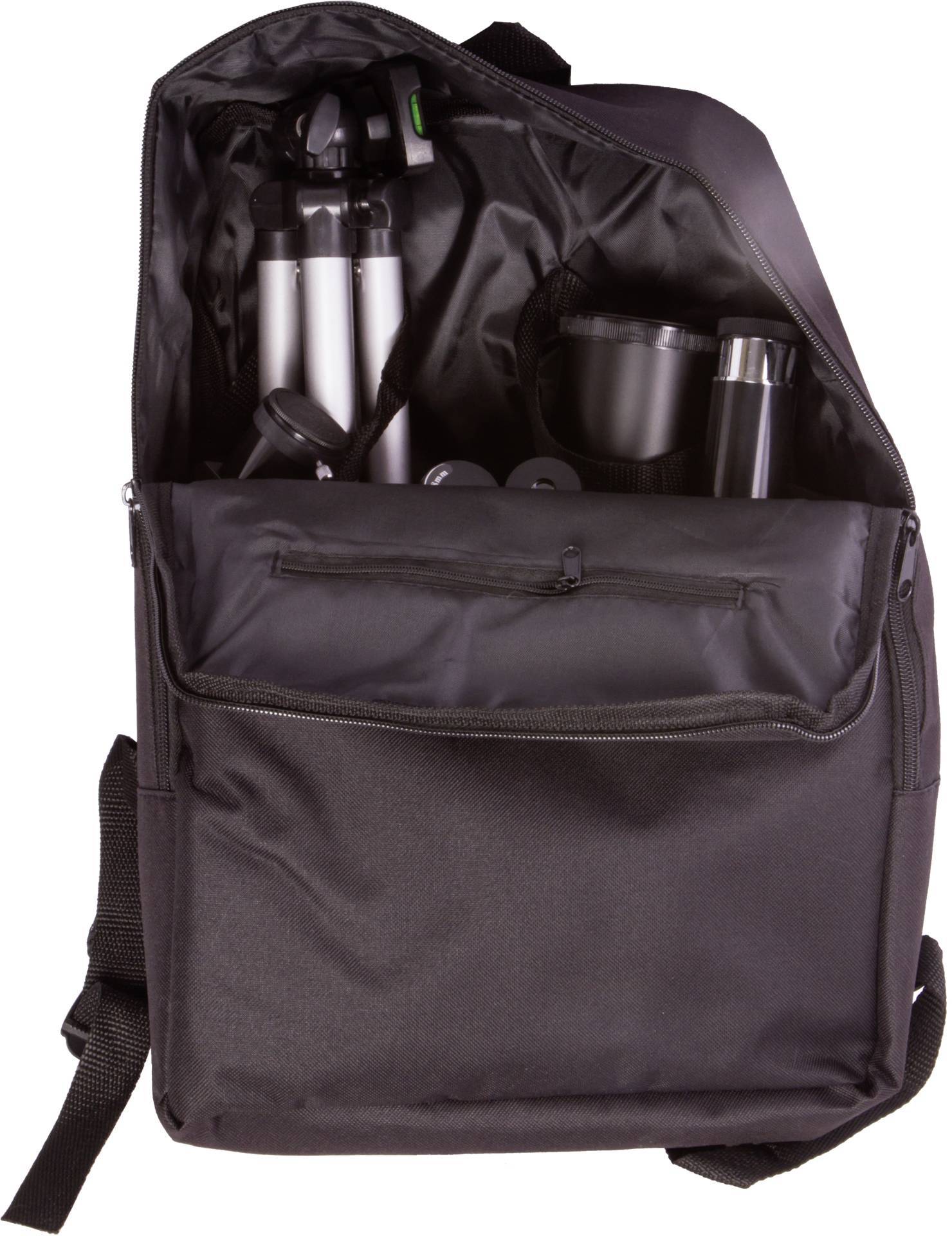 Schwarzer Rucksack mit geöffnetem Fach, darin befinden sich ein Stativ und zwei Flaschen.