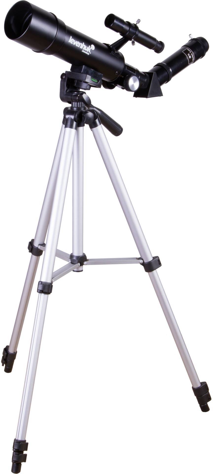 Schwarzes Teleskop mit Objektivrohr auf einem silbernen Stativ, geeignet für Himmelsbeobachtungen.