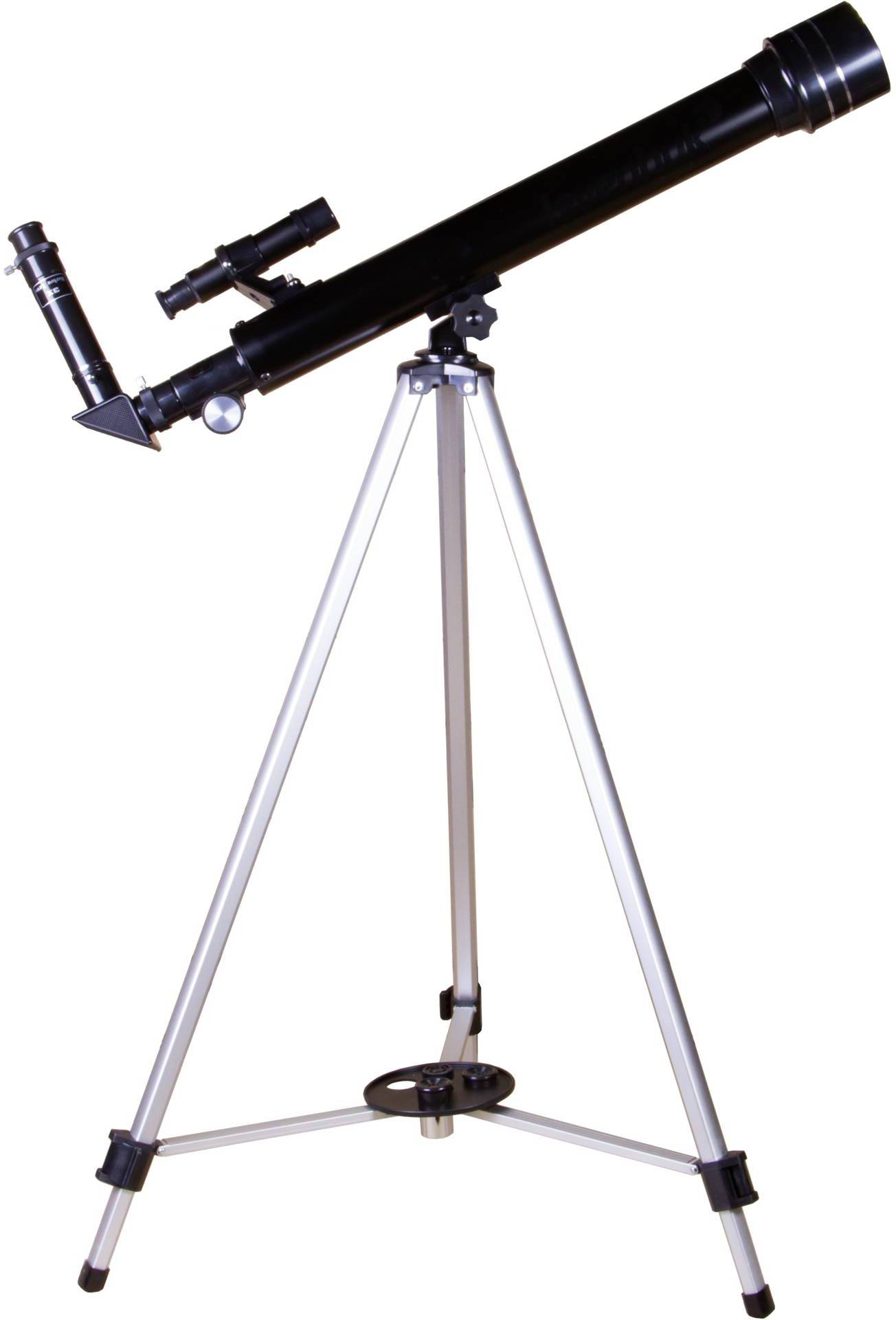Ein schwarzes Teleskop auf einem silbernen Stativ steht aufrecht.
