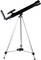 Ein schwarzes Teleskop auf einem silbernen Stativ steht aufrecht.
