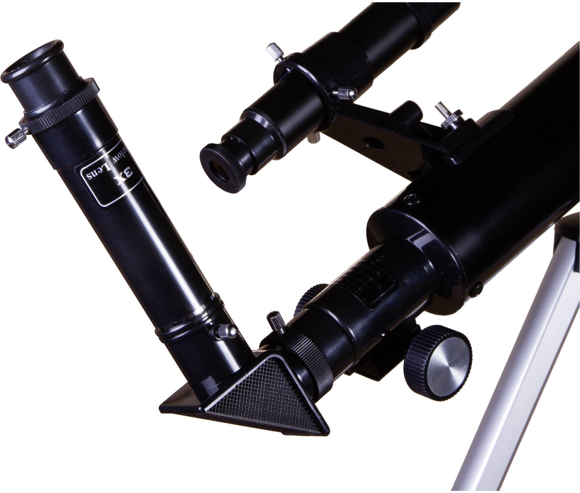 Schwarzes Teleskop auf Stativ, zeigt verschiedene Linsen und Einstellräder, ideal zum Beobachten von Himmelsobjekten.