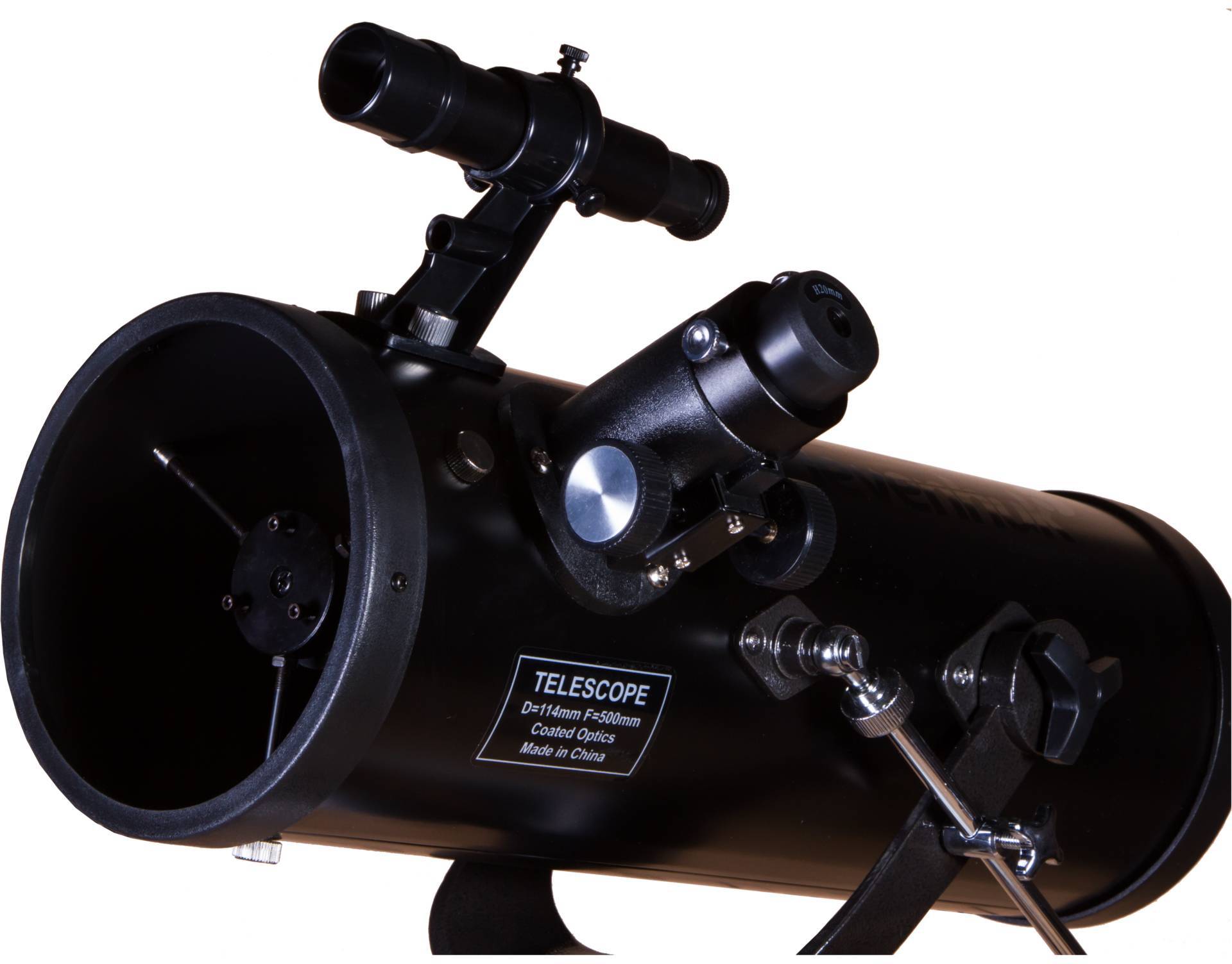 Schwarzes Teleskop auf einem Stativ, mit Sucherfernrohr und Fokussiermechanismus. Aufschrift 'Telescope - Caution Optics - Made in China' sichtbar.