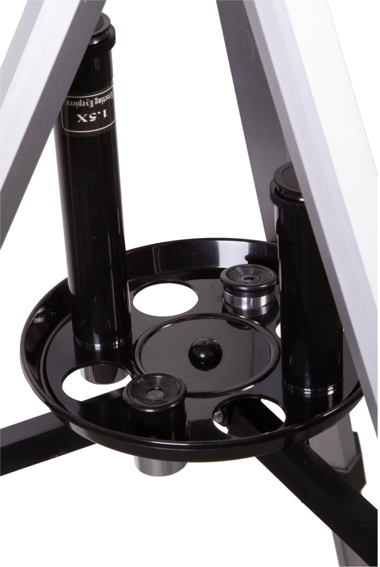 Ein schwarzes Stativtablett befestigt an einem dreibeinigen Stativ aus Metall.